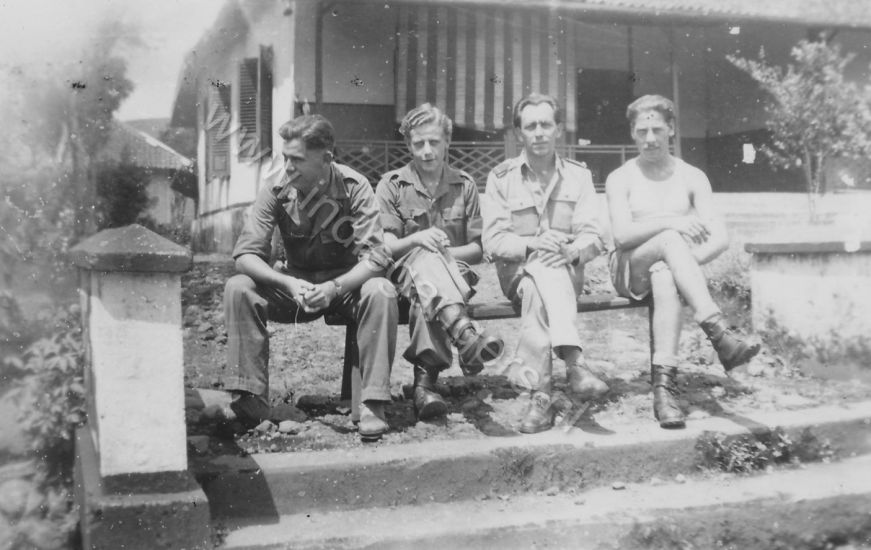82   Mei 1948 voor Commandohuis te Moga  855