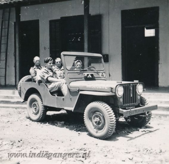 175 4 bokkenrijders in een jeep te Pemalang