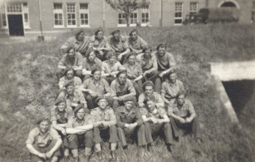 3 groepsfoto Tapijnkazerne 3e Peloton 1e Compagnie 4 14 RI