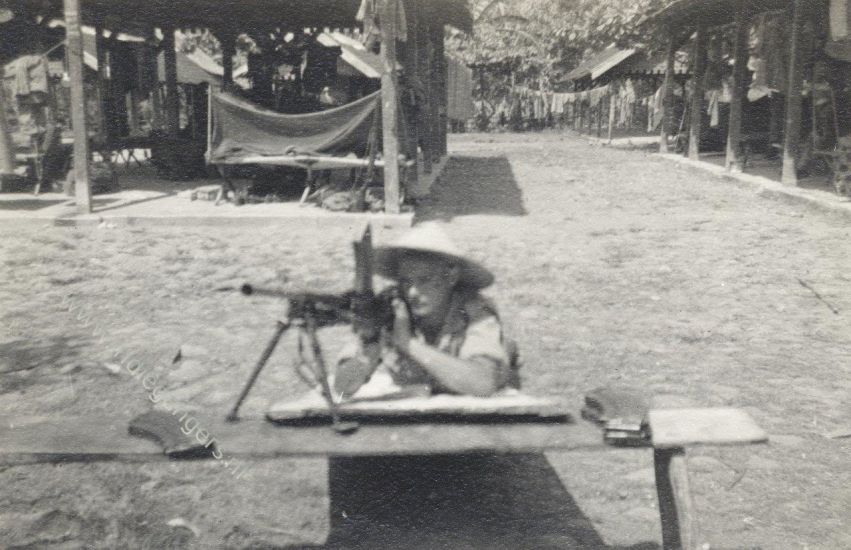 35 aug 47 mijn eerste buitenpost op een pasar in de omgeving van Kaliwoengoe tijdens de 1e Politionele actie De tampatjes zijn nog zichtbaar onder de afdaken