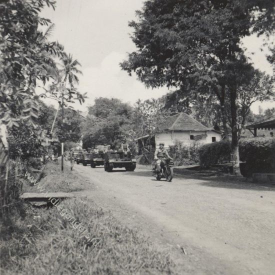 61 brencarriers parade  Beediging Luitenant Hoedemakers te Soekaredja