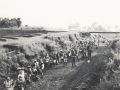 79 20 dec 1947 naar Wonokambang op voorgrond v d weg bomkrater tussen de Javanen Herrinnering om nooit te vergeten