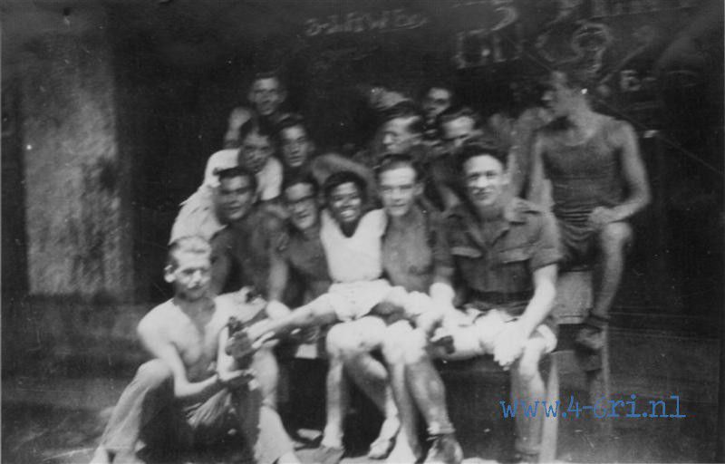 44 Voor het kamp te Paninggaran 1947
