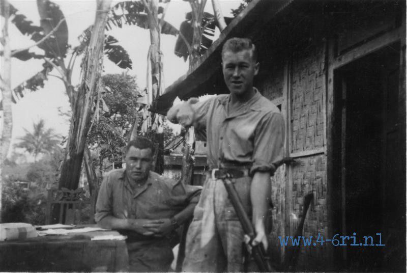 30 Voor een kamponghut te Paninggaran 1948