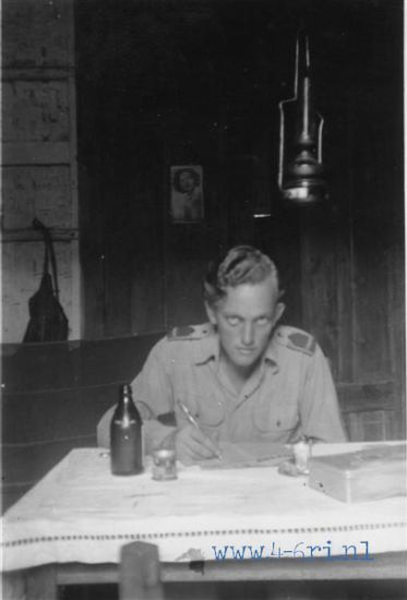 85   Aan het pennen te Adjiburung juni 1949