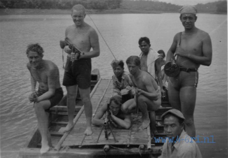 189 Patoegoeran 2 1949 Zwemmen in het meer