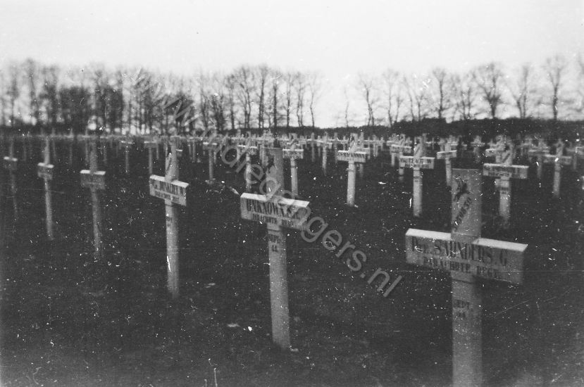 68d   graven para Reg Saunders Sept 1944 overl